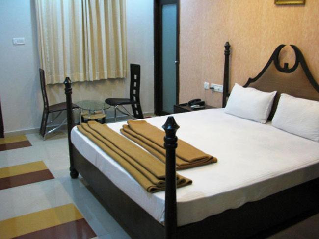 Aum Health Resort Vadodara Room photo