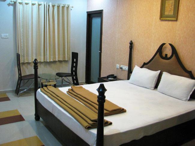 Aum Health Resort Vadodara Room photo